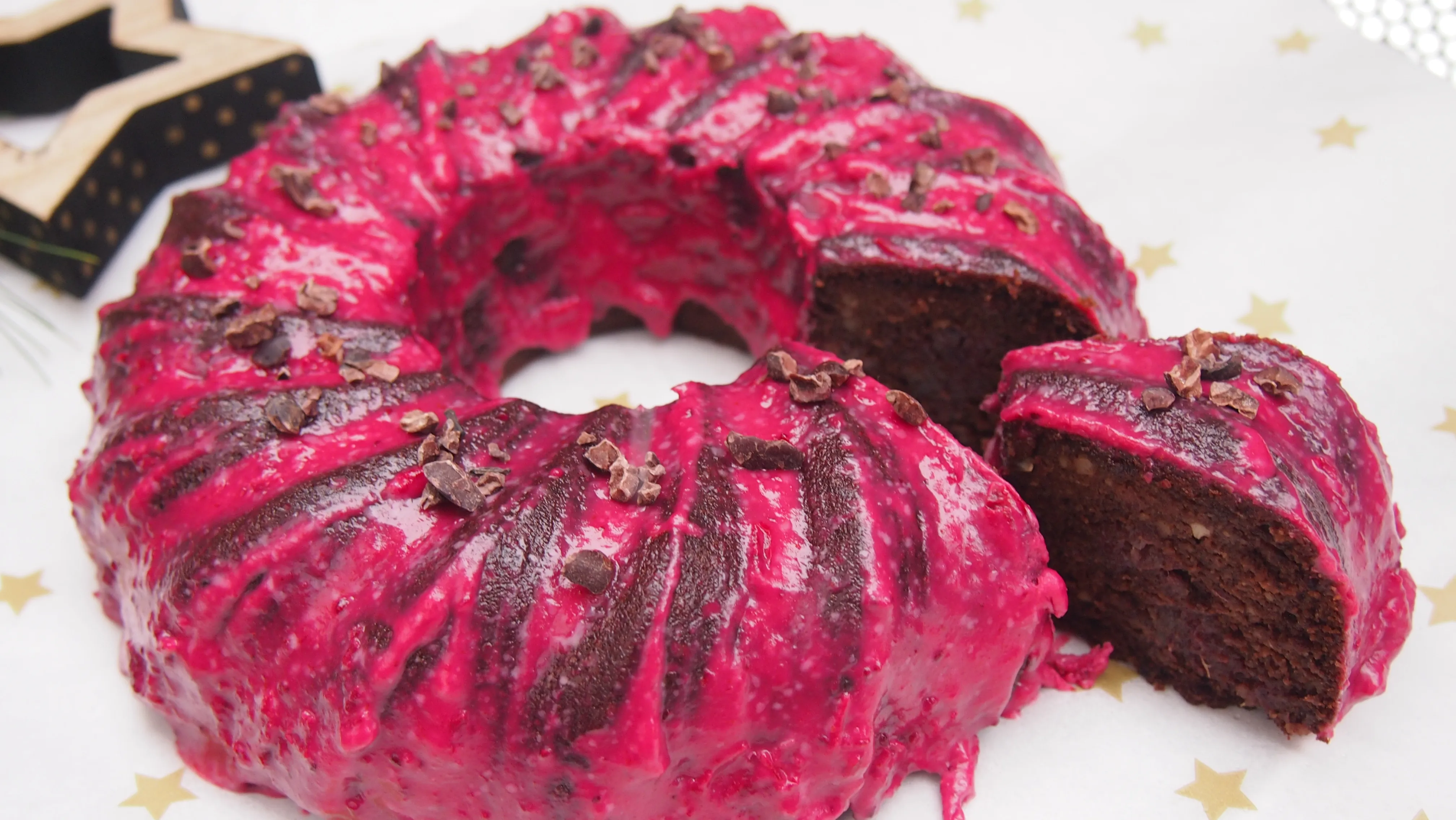 Saftiger veganer Gewürzkuchen mit zuckerfreier Cranberry-Glasur