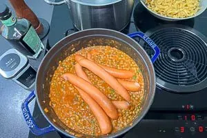 Saitenwürstchen zum Aufwärmen auf das fertige Linsengemüse legen