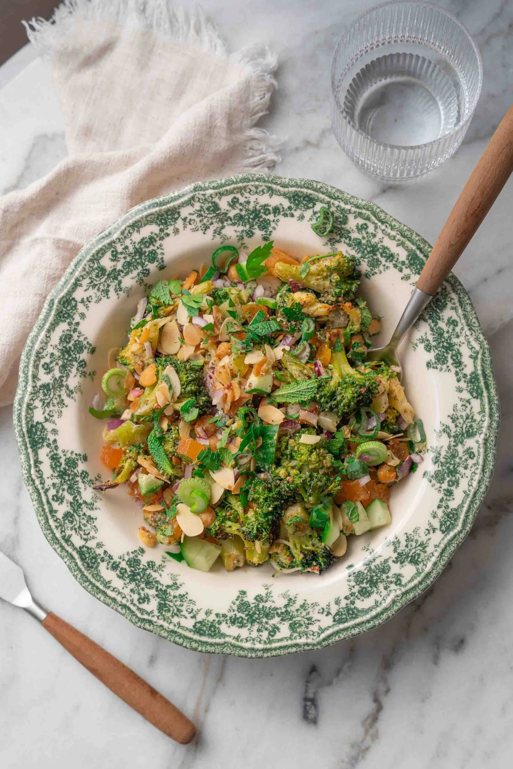 Salat mit Kichererbsen, Brokkoli und Tahini-Dressing