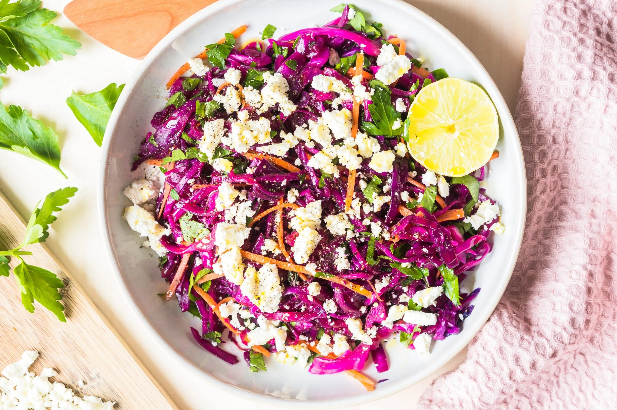 Salat mit rotem Spitzkohl und Feta