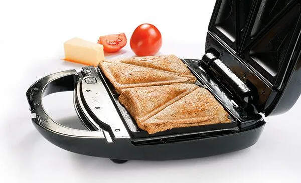 Sandwichtoaster mit goldbraunem Toastbrot