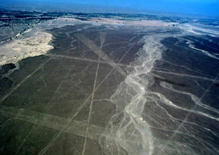 Satellitenbild der Nazca-Linien, das Wasserrinnen und die Landschaftsmerkmale Perus zeigt