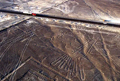 Satellitenbild mit den Nazca-Linien und der modernen Panamericana-Schnellstraße in Peru