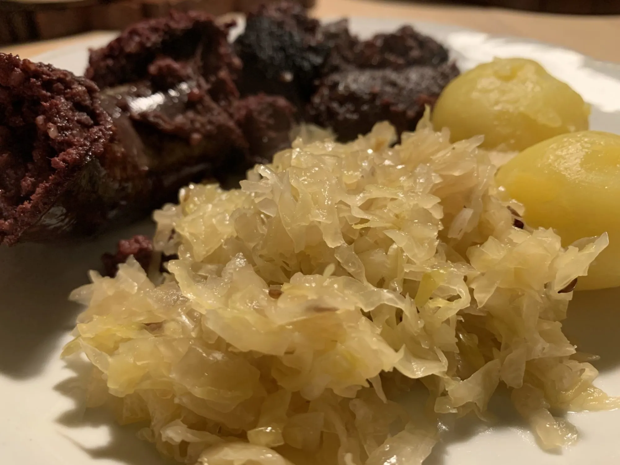 Sauerkraut als Beilage zu Pellkartoffeln und Wurst