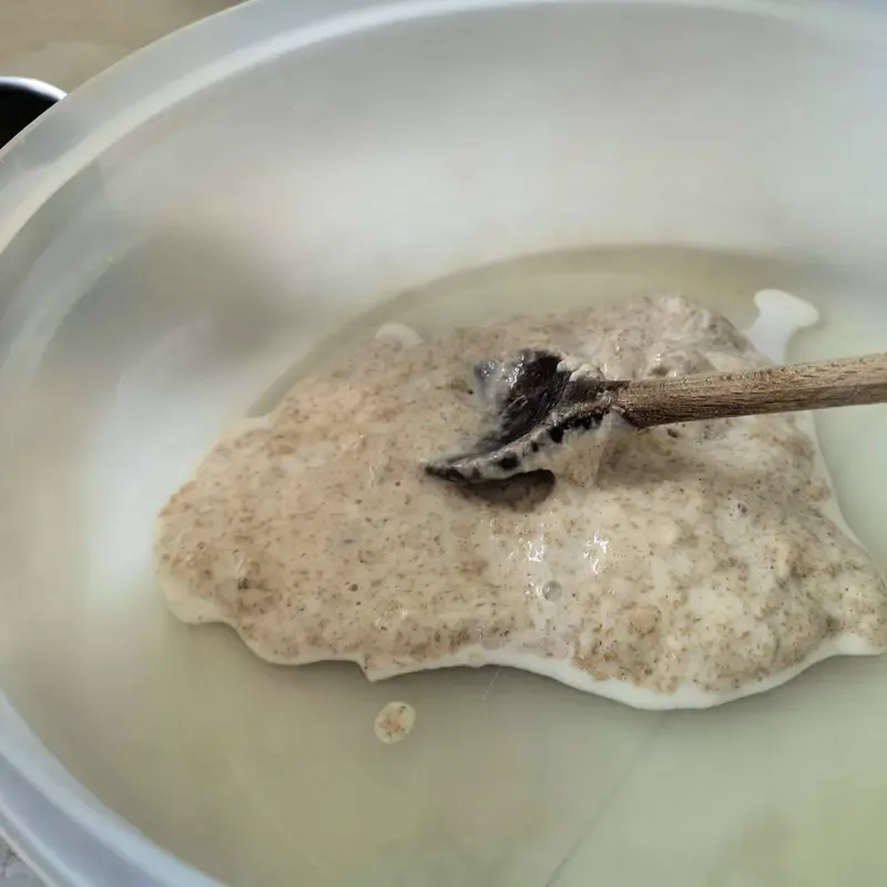 Sauerteig-Starter in eine Schüssel geben