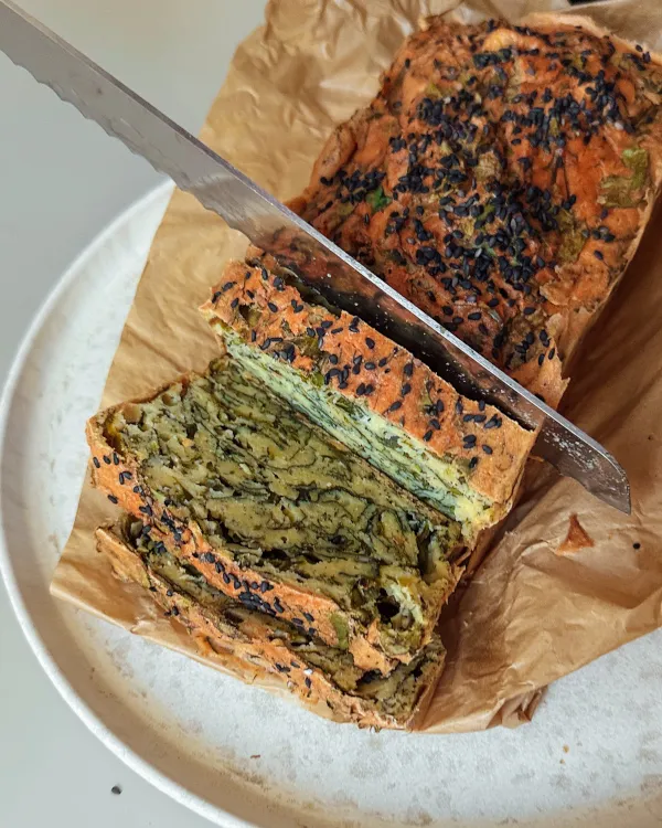 Scheiben von veganem Linsenbrot, reich an Protein