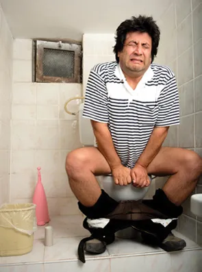 Schema zur Risikobewertung und den empfohlenen Schutzmaßnahmen bei endoskopischen Eingriffen während der COVID-19-Pandemie.