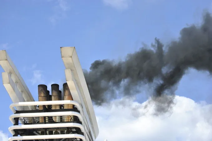 Schiffsschornstein mit aufsteigendem Rauch als Zeichen der Emissionen