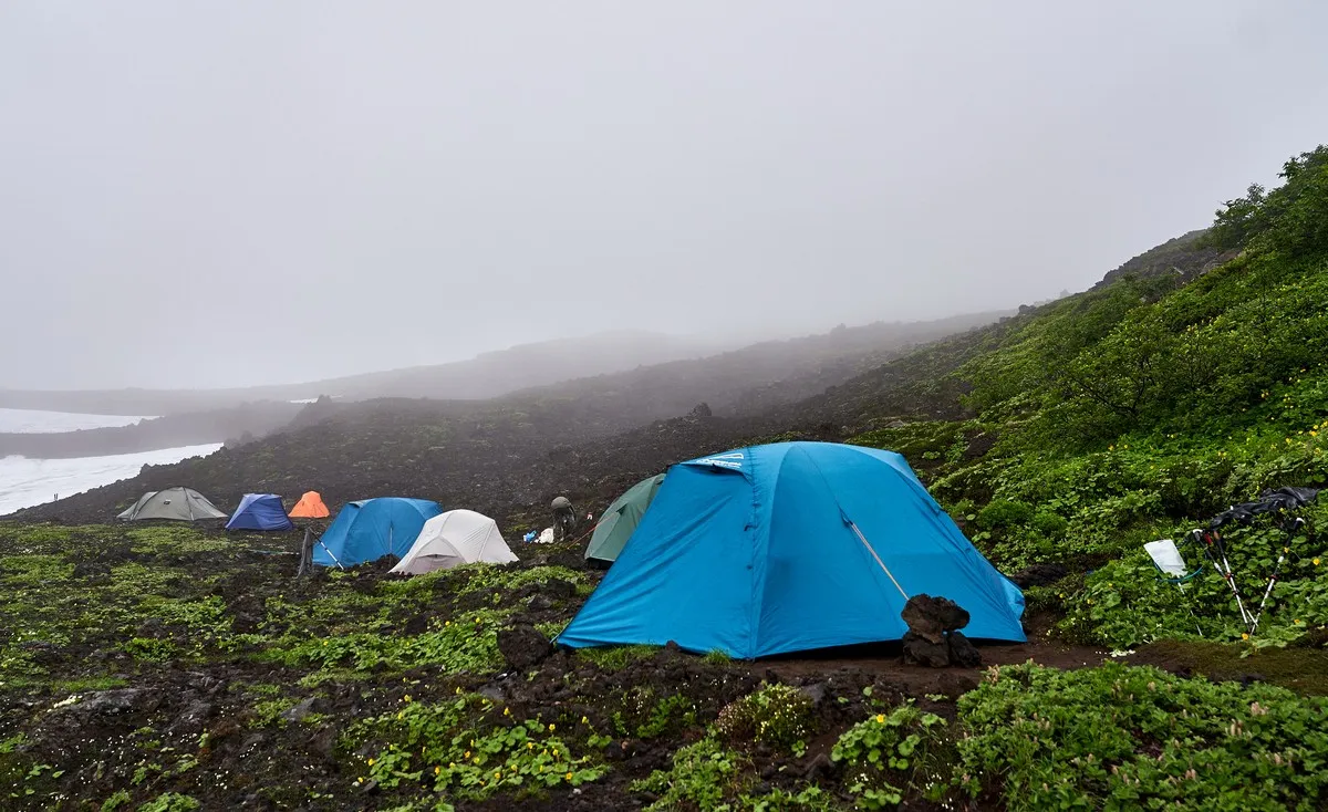 Schlechtes Wetter über dem Kambalny Vulkan am Morgen, verhindert den Aufstieg