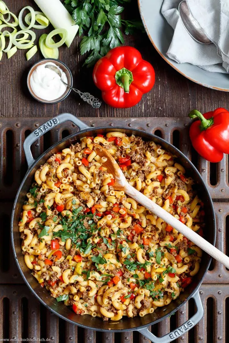 Schnelle Hackpfanne mit Hörnchennudeln und Gemüse, ein köstliches Familienessen