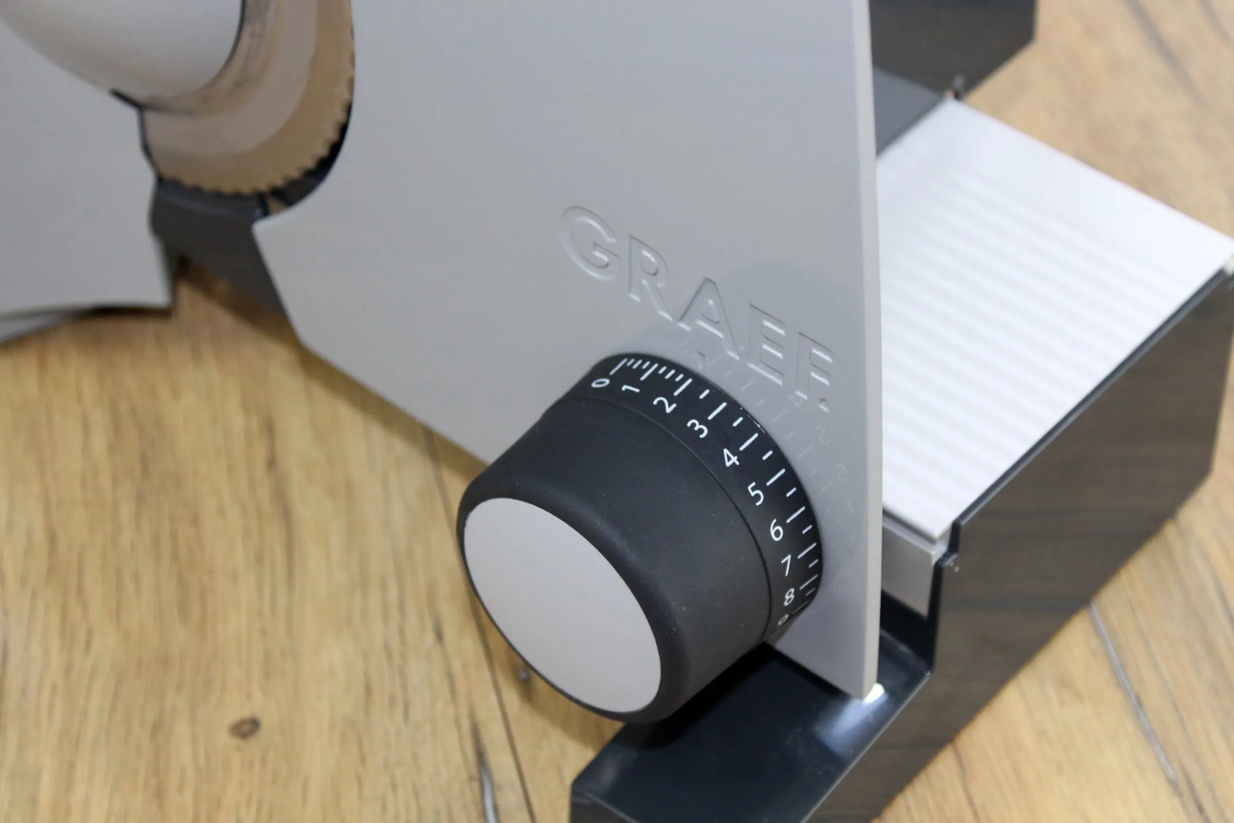 Schnittbreiteneinstellung des Graef G52 Allesschneiders