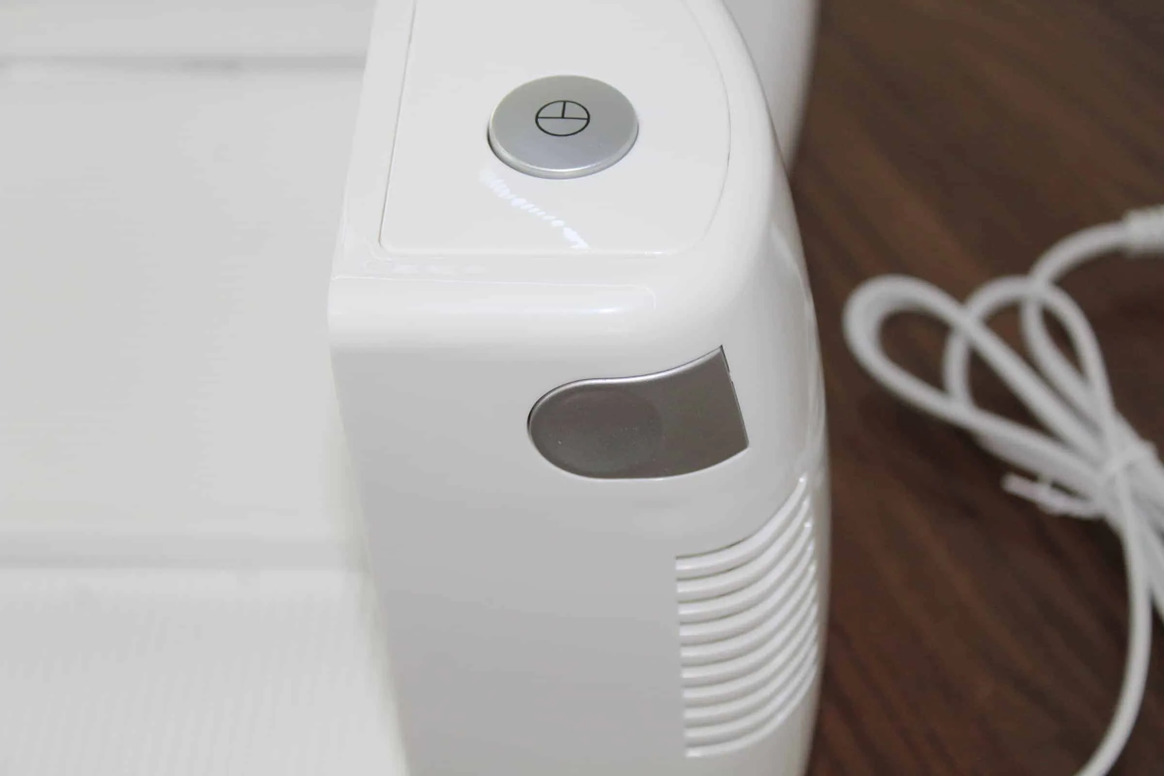 Schnittbreiteneinstellung und Tasten des Domo MS171 Allesschneiders