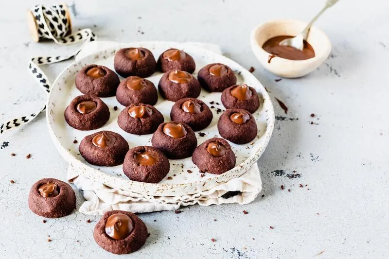 Schokoladenplätzchen mit einer Füllung, appetitlich angerichtet