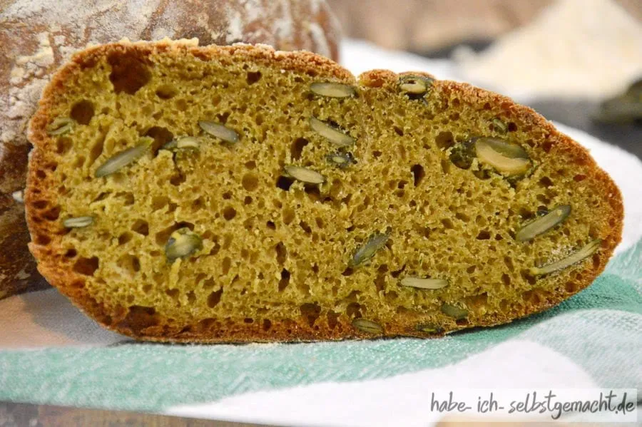 Schön aufgegangene Krume des Protein Brots