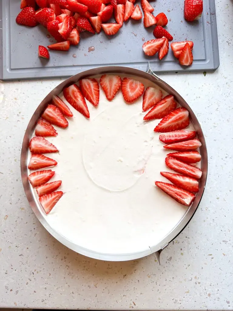 Schritt-für-Schritt-Bilder der Erdbeerkuchen-Zubereitung: Boden, Creme, Erdbeeren und Tortenguss