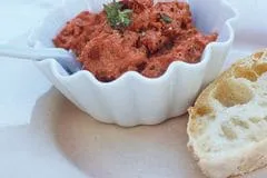 Schüssel mit Frischkäsecreme und frischem Thymian