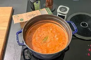 Schwäbische Linsen final abschmecken und mit frischer Petersilie verfeinern