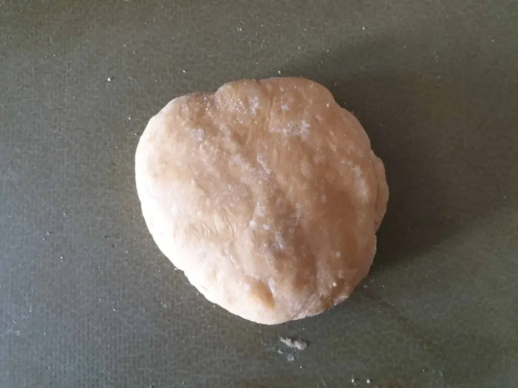 Schwäbischer Eiernudelteig nach dem ersten Mischen, noch etwas bröselig