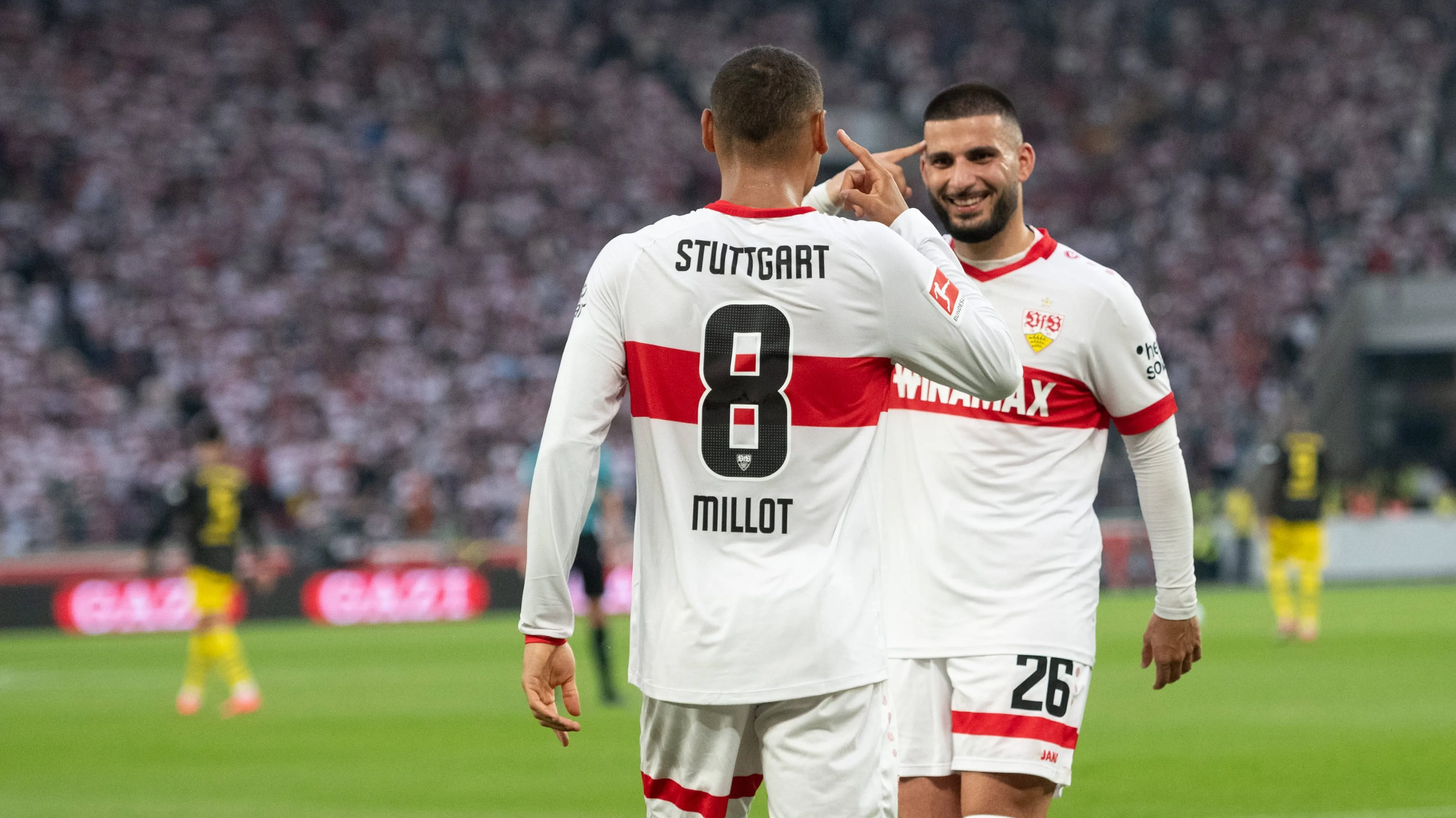 Sebastian Hoeneß feiert mit seinen Spielern nach einem Spiel des VfB Stuttgart