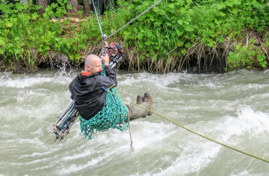 Seilrutsche über einen Fluss, genutzt während der Kamtschatka-Expedition
