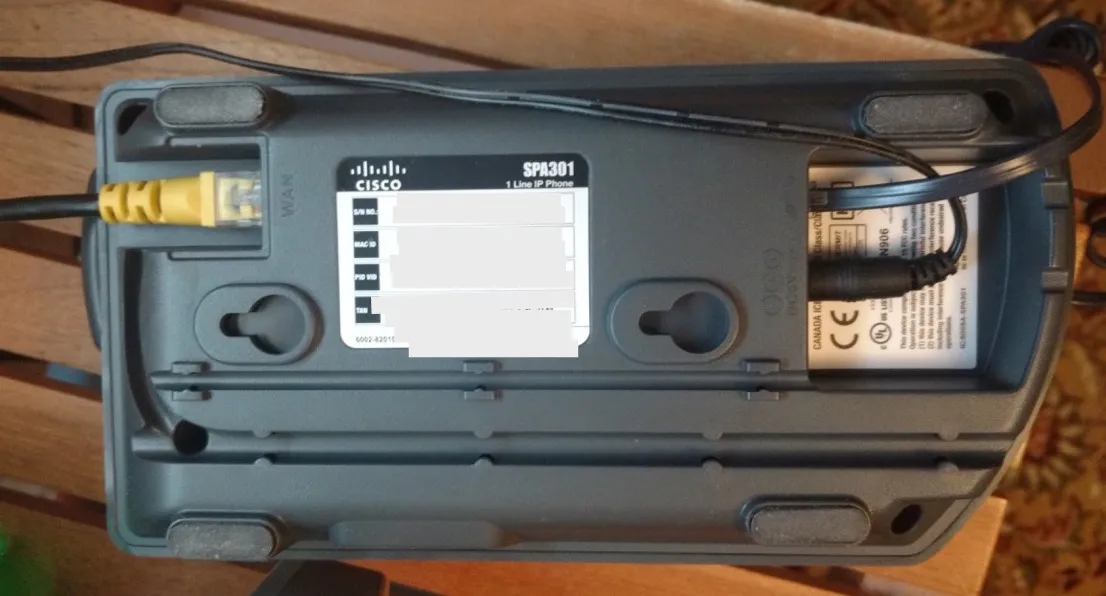 Seitenansicht eines Cisco SPA 301 Telefons, das an eine Wandhalterung erinnert