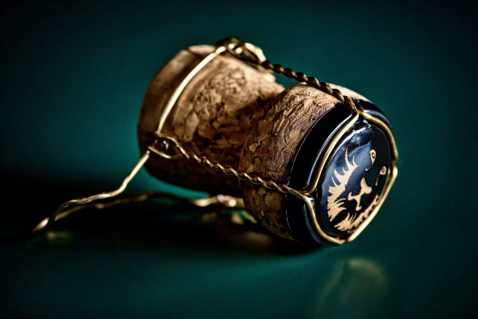 Sektflasche in luxuriöser Seidenpapierverpackung