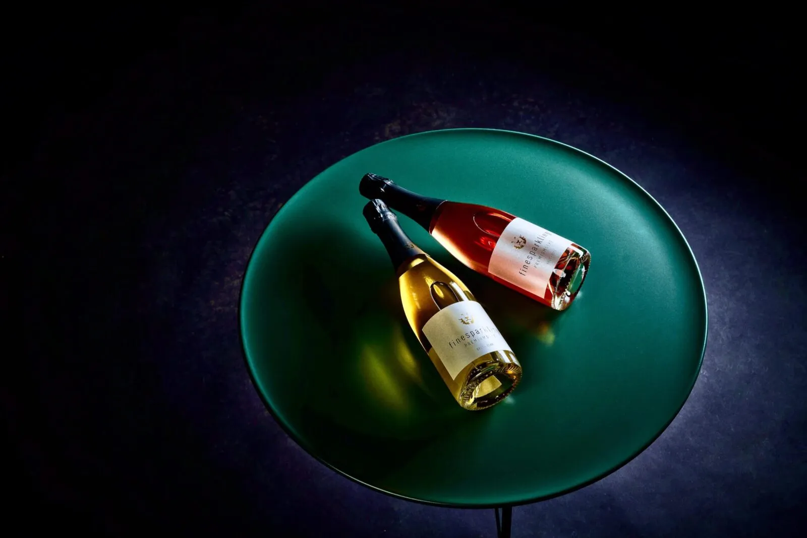 Sektflaschen mit feinen Perlen bereit zum Anstoßen