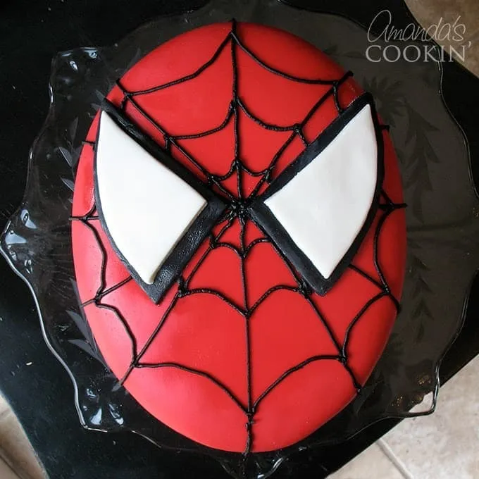 Selbstgemachte Spiderman-Torte mit hausgemachtem Fondant