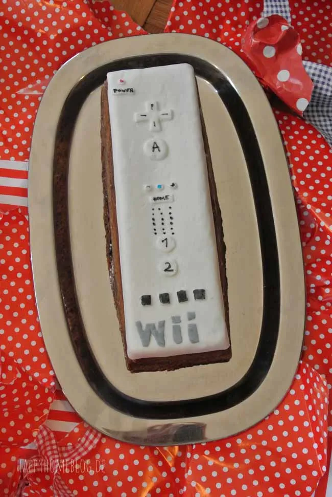 Selbstgemachter Fondant Geburtstagskuchen in Form einer Wii U Fernbedienung, liebevoll dekoriert für Kindergeburtstage