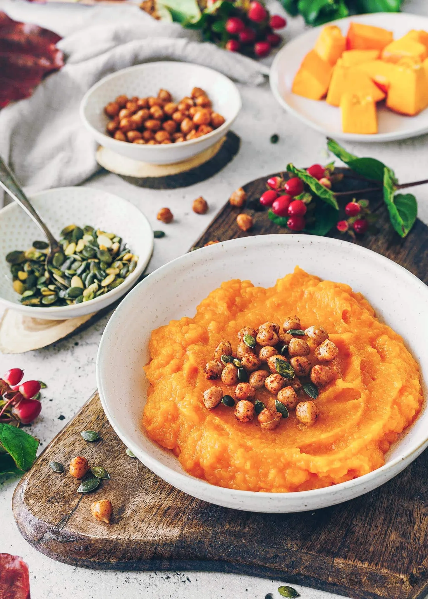 Selbstgemachtes Kürbispüree garniert mit gerösteten Kürbiskernen und frischer Petersilie