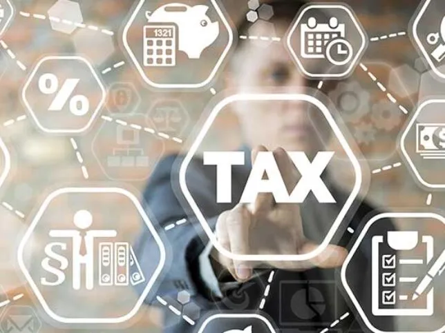 Serverracks, verbunden durch Lichtstrahlen, symbolisieren Redundanz und Datensicherung in mehreren Rechenzentren.