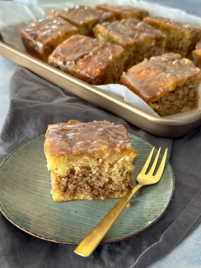 Servierfertige Stücke vom Zimtschnecken Kuchen mit appetitlicher Vanilleglasur, perfekt für den Nachmittagskaffee