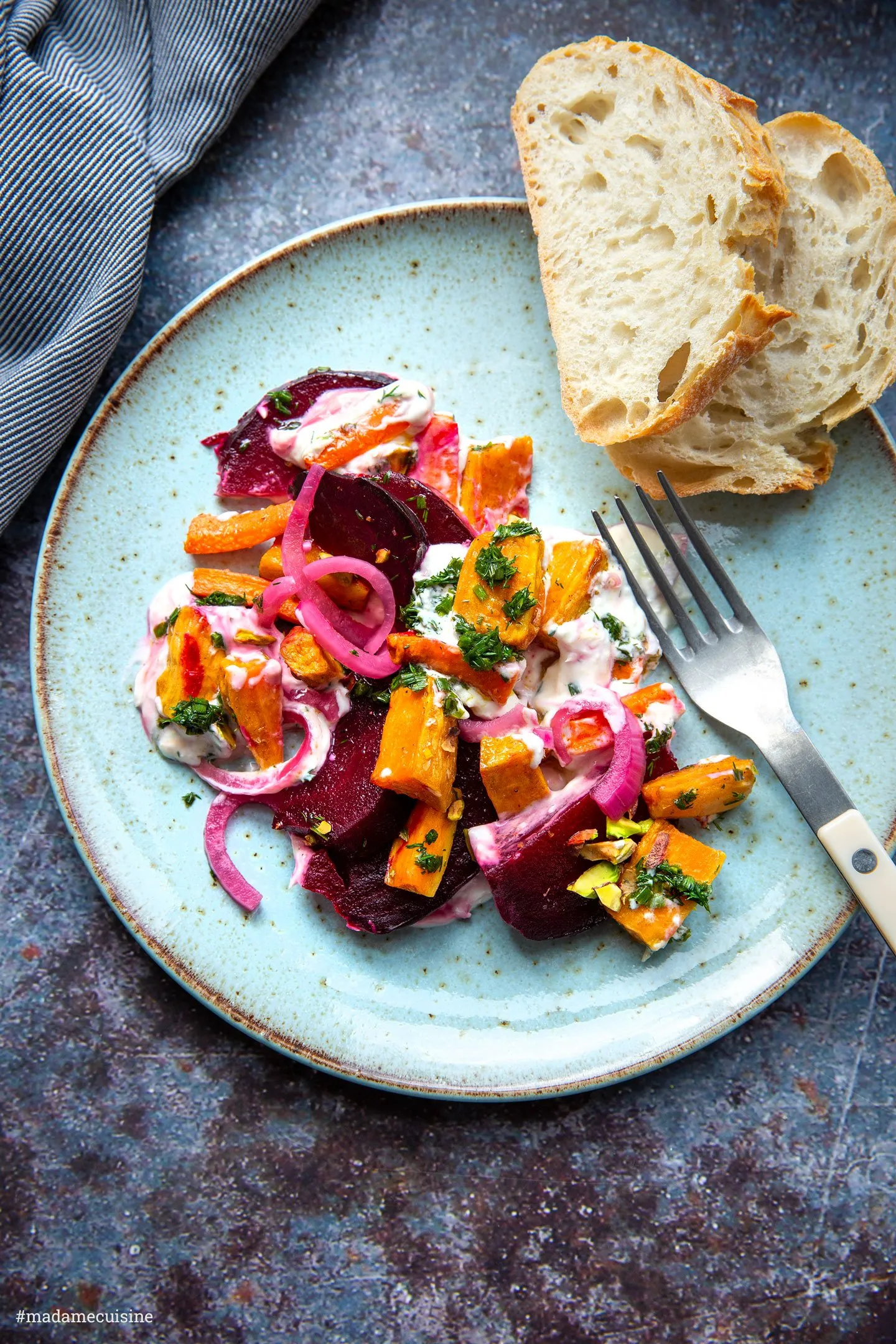 Serviertes Gericht aus Wurzelgemüse, Meerrettich-Creme und frischen Kräutern
