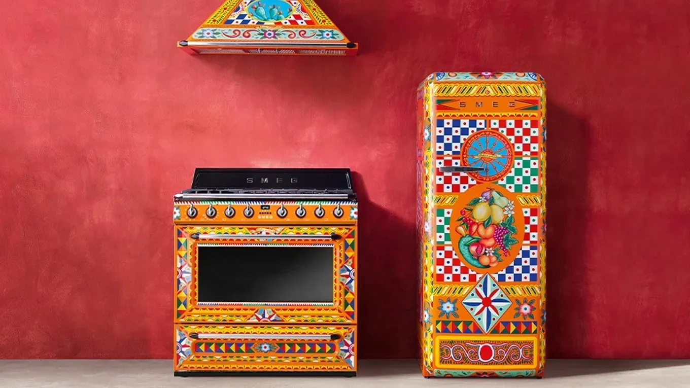 Smeg Dolce & Gabbana Divina Cucina Kühlschrank und Kochzentrum in Rot-Orange