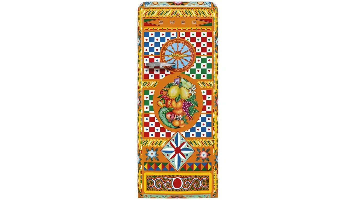 Smeg FAB28 Retro Kühlschrank im Divina Cucina Design mit Carretto-Motiven