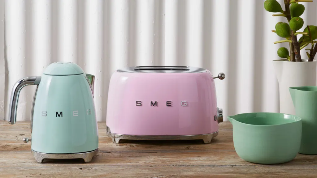 SMEG Küchengeräte in verschiedenen Pastellfarben in einer modernen Küche