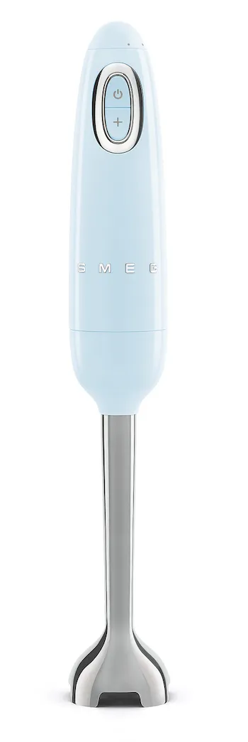 SMEG Stabmixer HBF01 in Pastellblau, stellvertretend für die stilvolle Designlinie des Handmixers