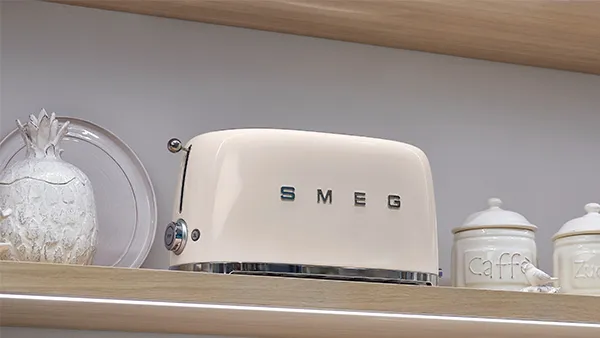 SMEG Toaster in klassischem Creme mit retro Design