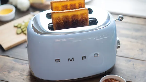 SMEG Toaster in Pastellblau, ideal für maritime Küchenakzente