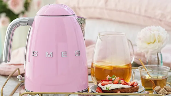 SMEG Wasserkocher in zartem Pastellrosa auf einer Küchentheke