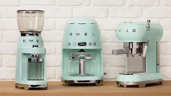 SMEG Wasserkocher und Toaster in harmonischem Pastellgrün