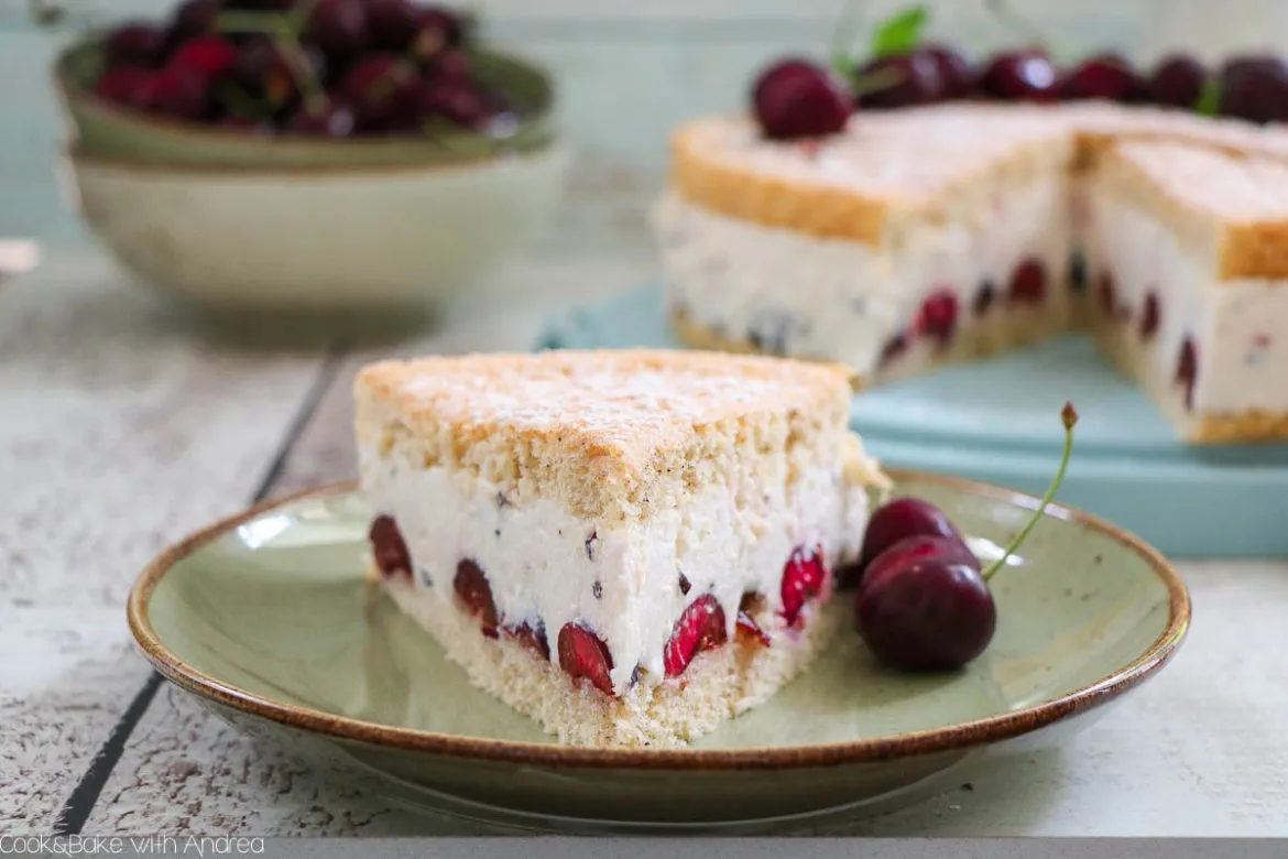 Sommerliche Kirsch-Joghurt-Torte mit Kakaosplittern