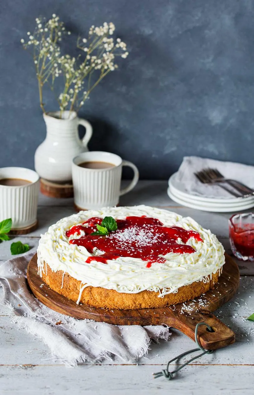 Sommerlicher Spaghettieis-Kuchen mit Erdbeersauce, eine erfrischende Alternative.