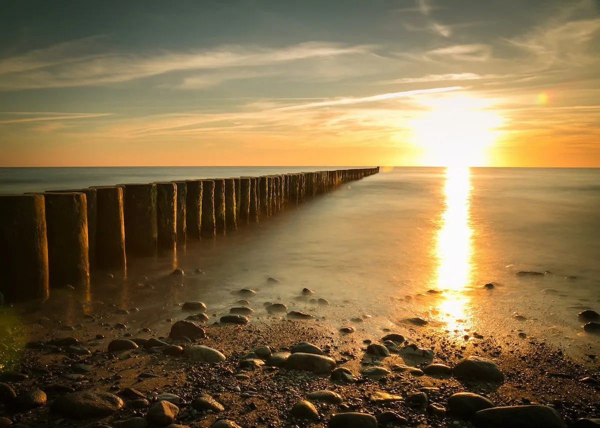 Sonnenuntergang am Darß Weststrand, eine wilde und reizvolle Küstenlandschaft.