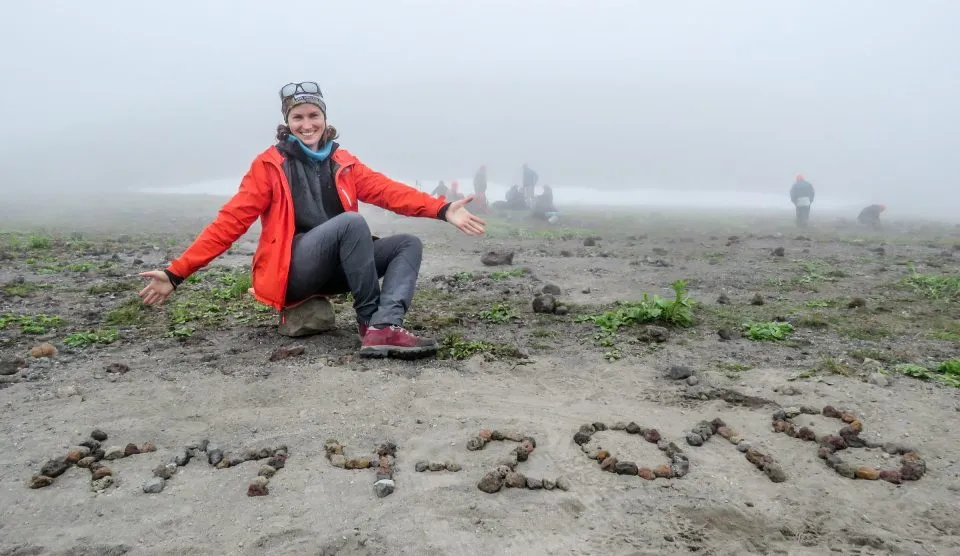 Sonnenuntergang über der rauen Landschaft Kamtschatkas, ein Abschiedsbild