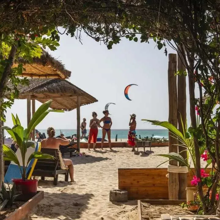 Sonnenuntergang über einer Strandbar auf den Kapverden, ideal für warme Wintermonate