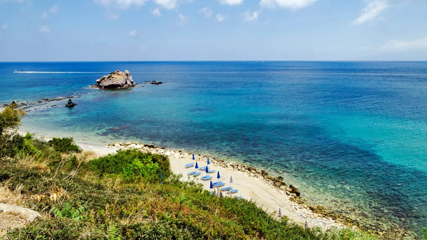 Sonniger Strand an der Küste Zyperns in der Nähe des Bades der Aphrodite bei Polis