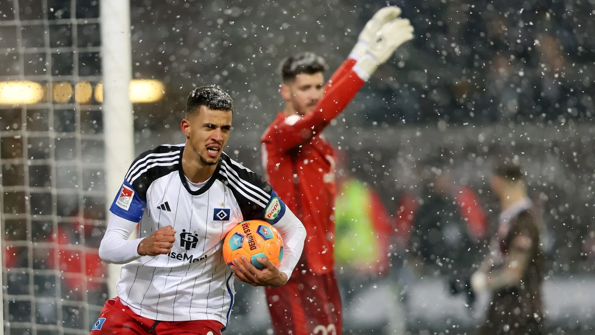 Spannende Derby-Szenen im Volksparkstadion während eines Spiels zwischen HSV und St. Pauli