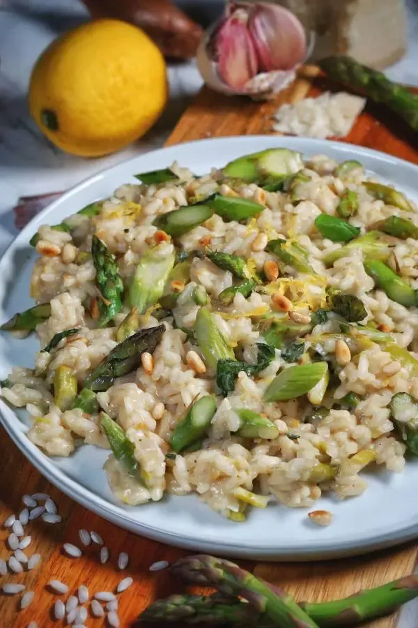 Spargel Risotto: Ein leichtes und knackiges Risotto mit grünem Spargel