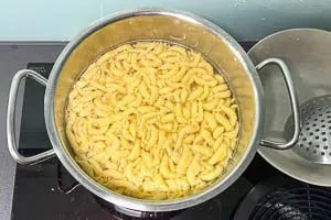 Spätzle kurz kochen und mit Butter verfeinern
